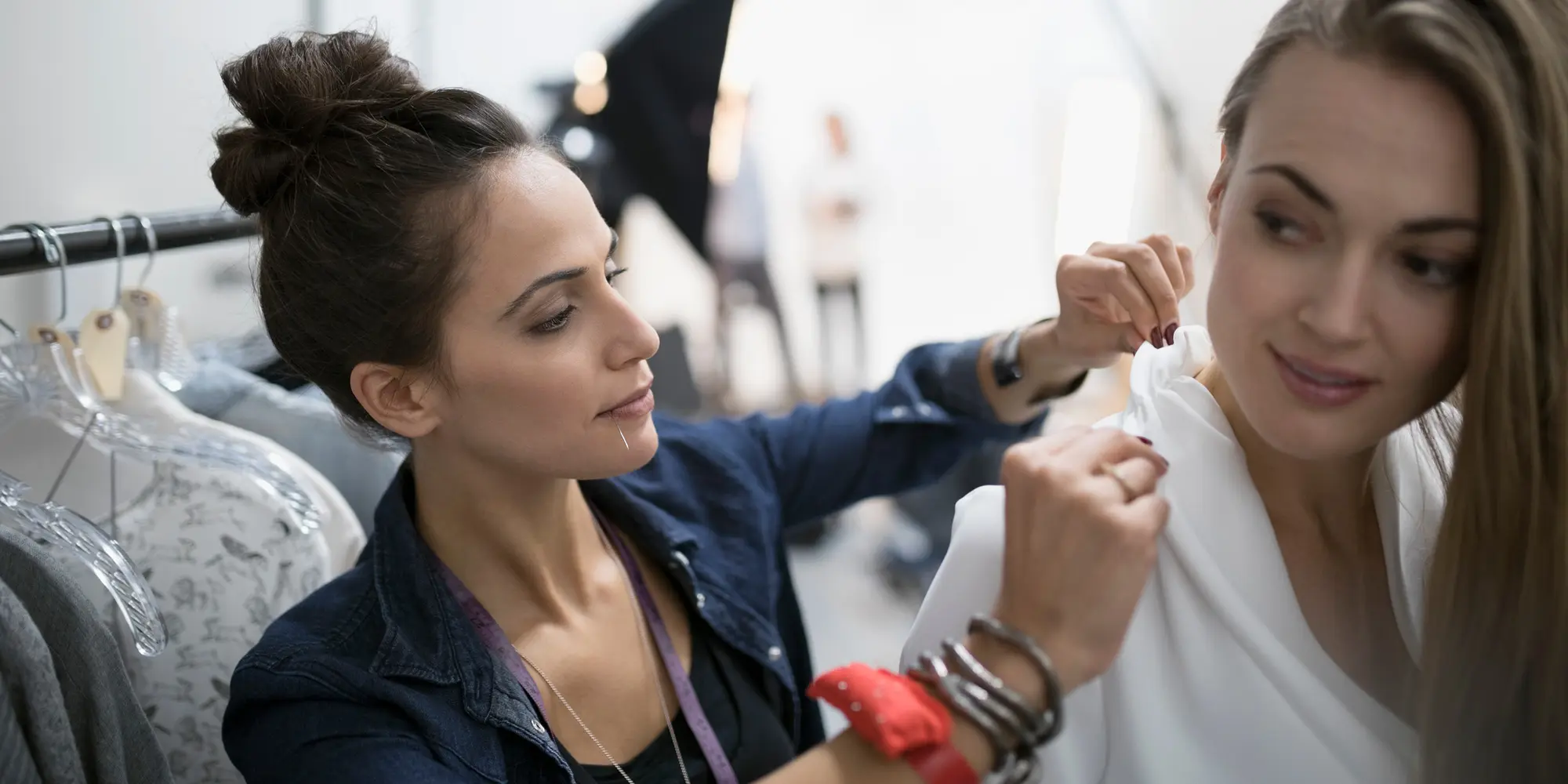 Stylist fixar till klädesplagg